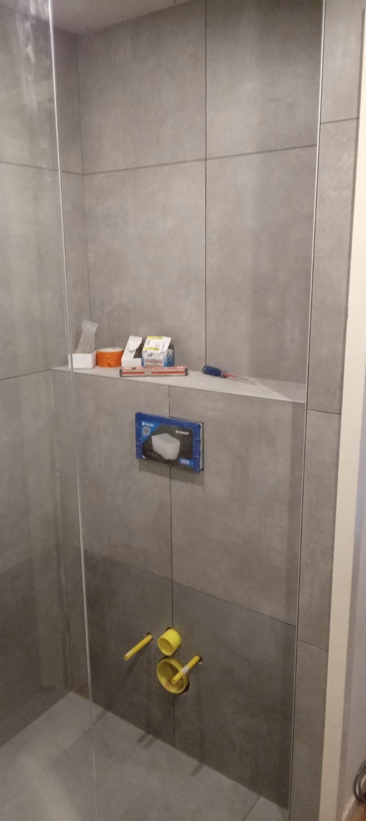Nis met bediening in de tweede douche