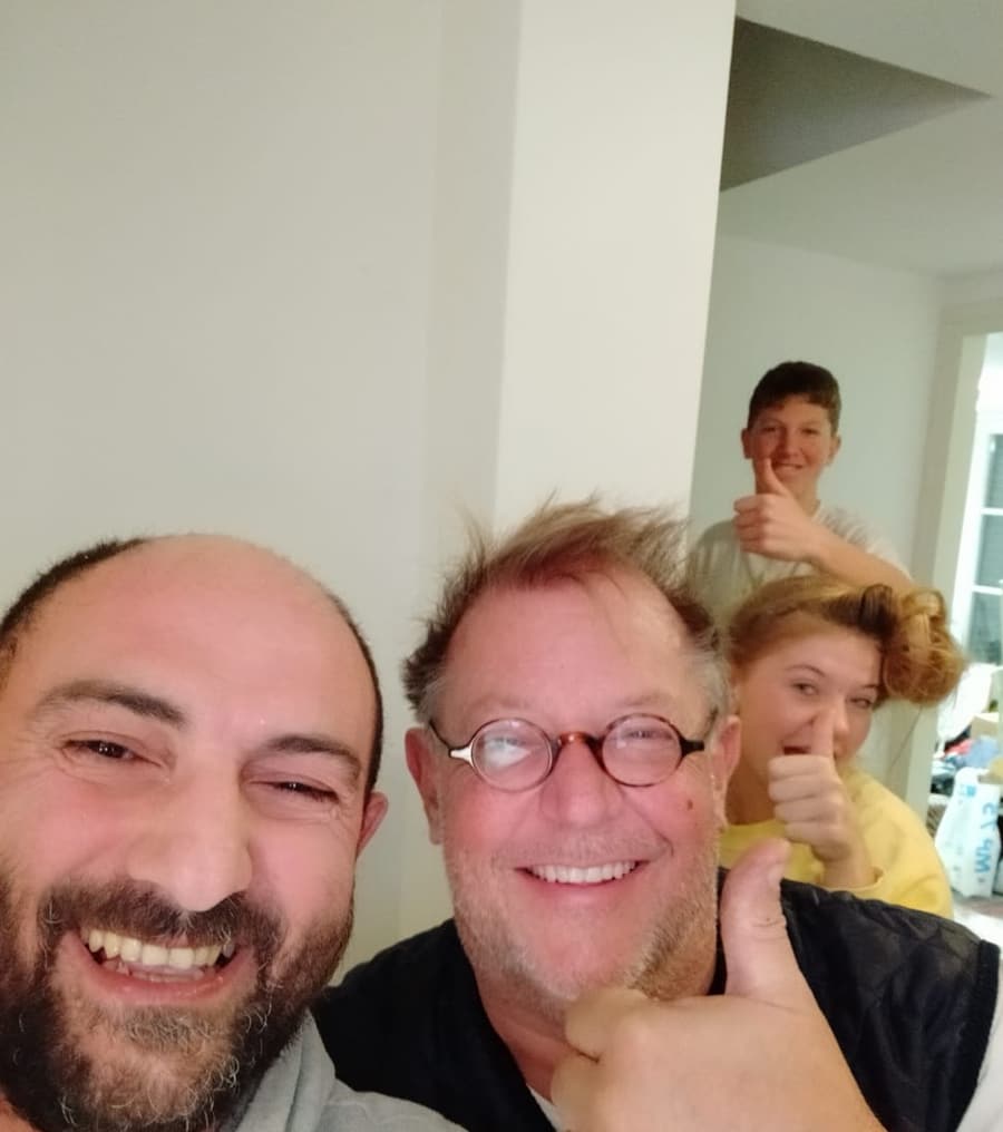 Mike van MTS Badkamers met een klant en zijn gezin, duimen omhoog na de klus