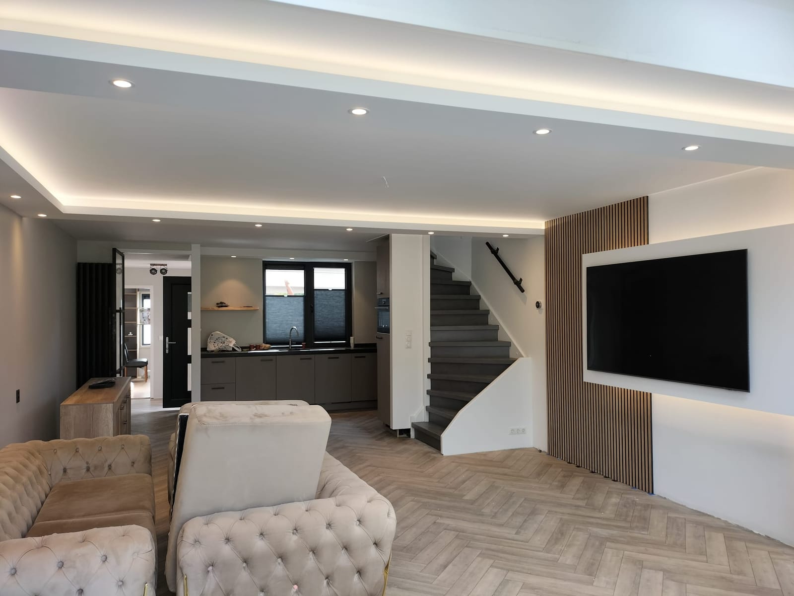 Woonkamer, keuken en trappenhuis