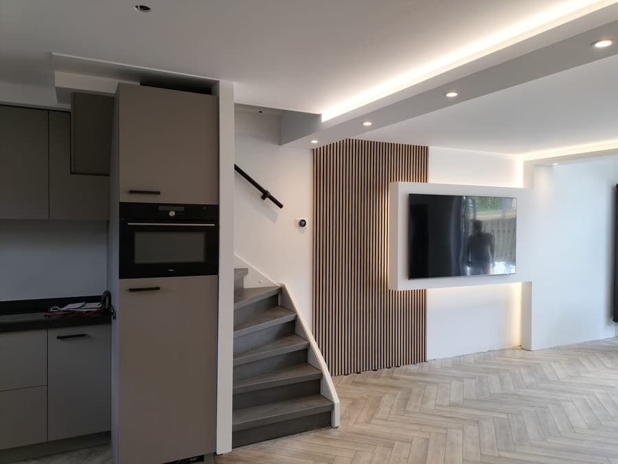 Keuken en trap met wandpanelen