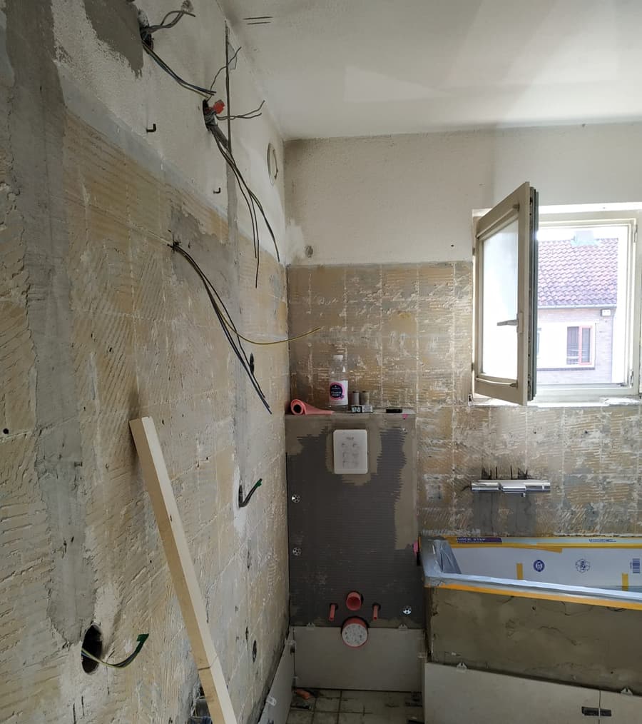 Het oude bad met betegelde rand