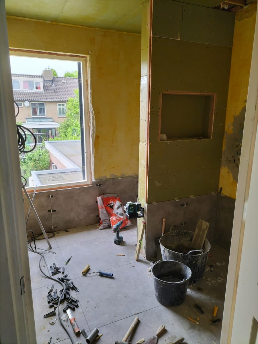 De oude badkamer gestript