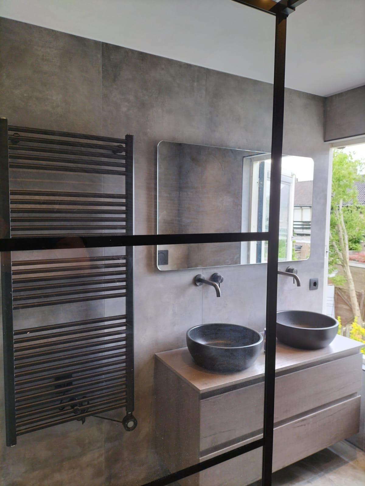 Betonlook met zwart staal