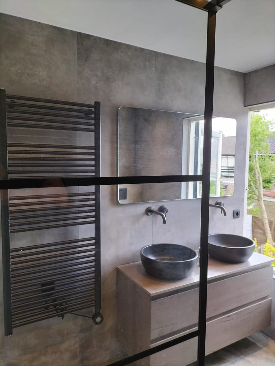 Betonlook met zwart staal