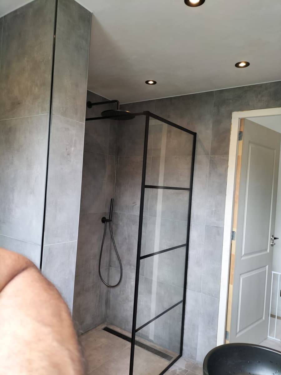 Douchewand met zwart stalen profiel
