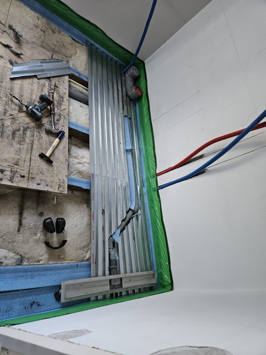 Leidingwerk in de wand, waterdicht afgeplakt