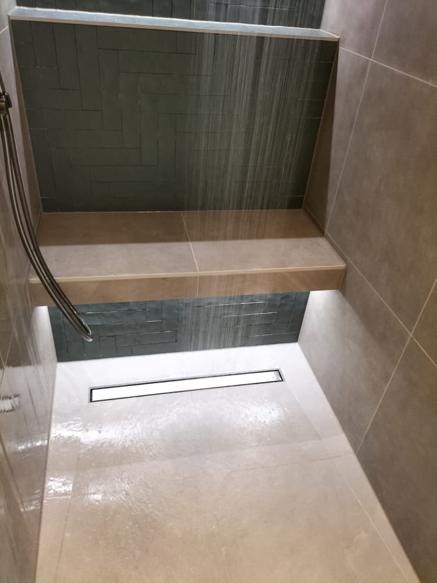 De douche over de volle breedte
