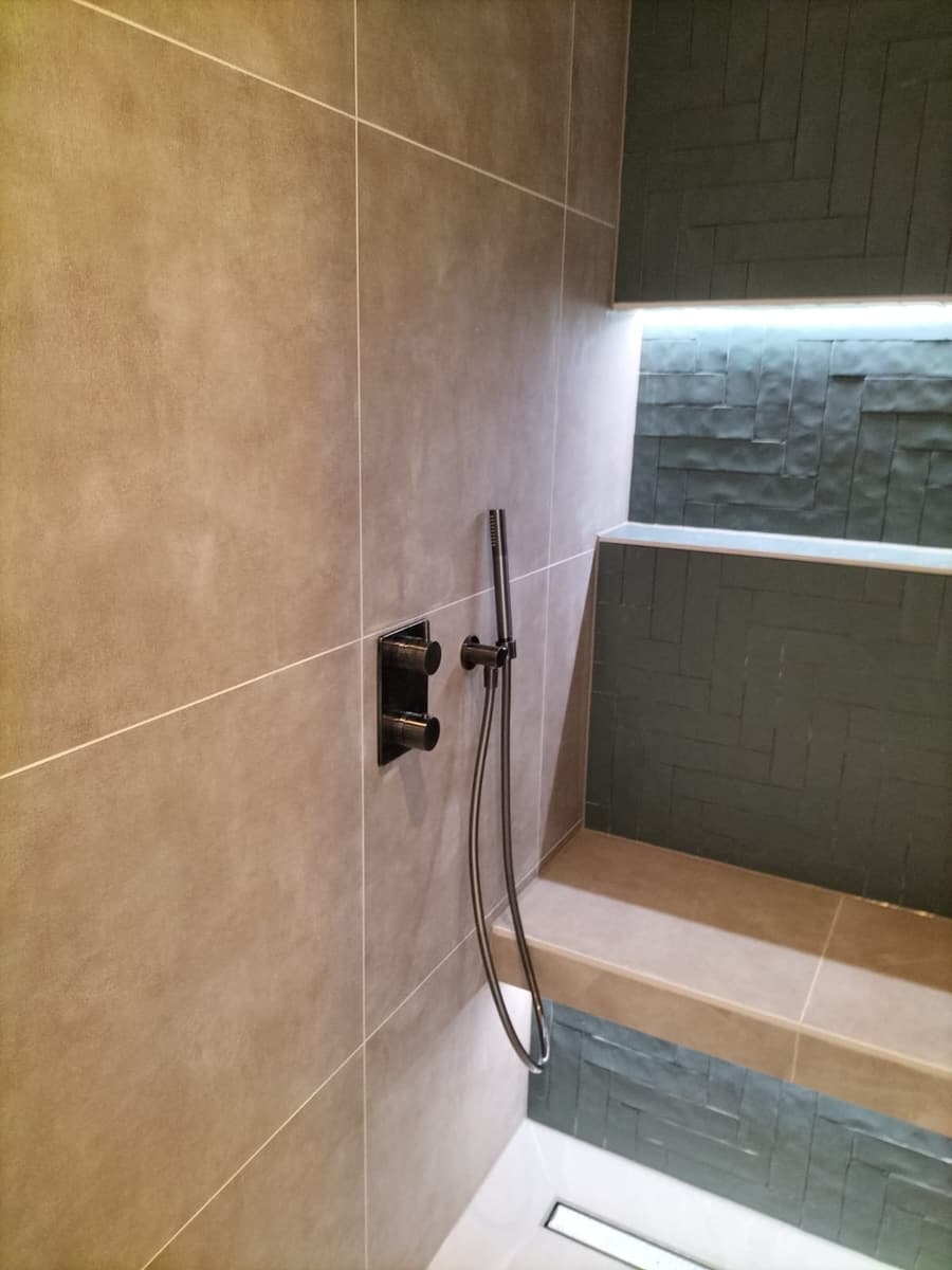 Kraanwerk in de beige wand
