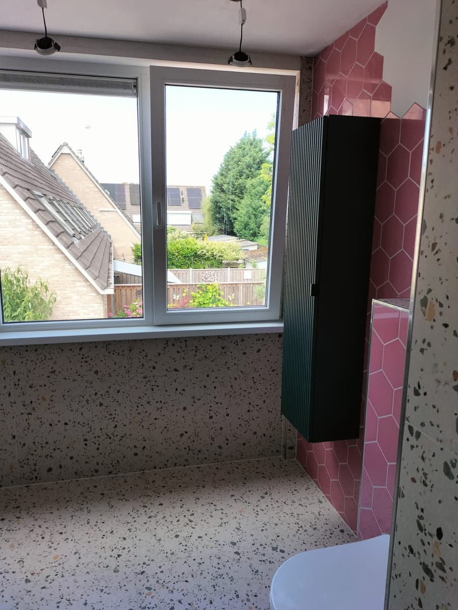 Hoge kast in dezelfde groentint